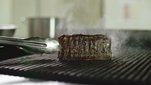 在平底锅上烤牛排 · 免费素材视频