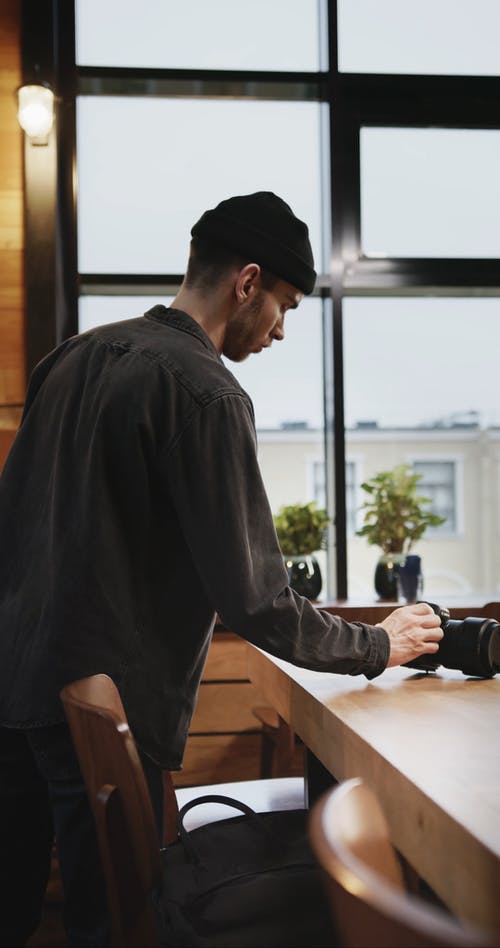 有关（顶部有小羊毛球的）羊毛帽子, コロネカントプロソタ, 人的免费素材视频