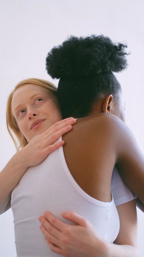 两个女人拥抱 · 免费素材视频