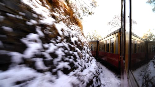 火车在冬天在山腰上旅行 · 免费素材视频