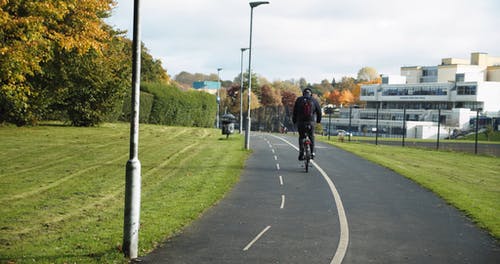 在沥青路面上骑自行车的人 · 免费素材视频