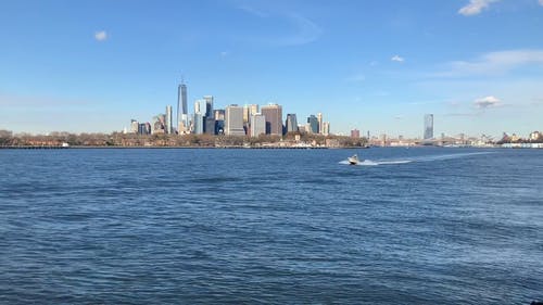 一艘汽艇级联纽约市的海湾 · 免费素材视频