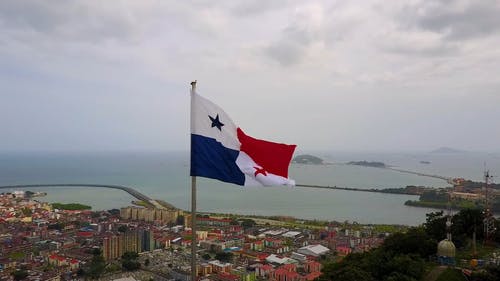 巴拿马国旗和高角度的城市镜头 · 免费素材视频