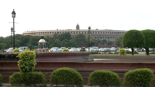 国会大厦在新德里，印度从整个公园的视图 · 免费素材视频