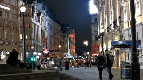 晚上在街上的人们 · 免费素材视频