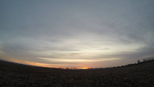 地平线上夕阳的色彩 · 免费素材视频