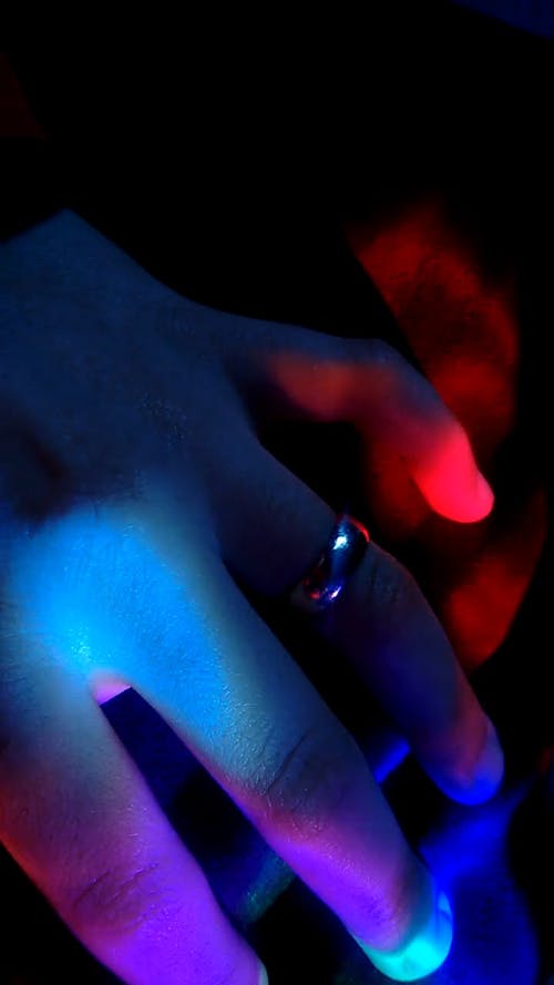 在无名指上戴结婚戒指 · 免费素材视频