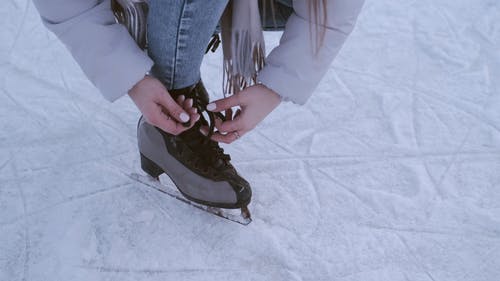 有关冰鞋, 围巾, 女人的免费素材视频