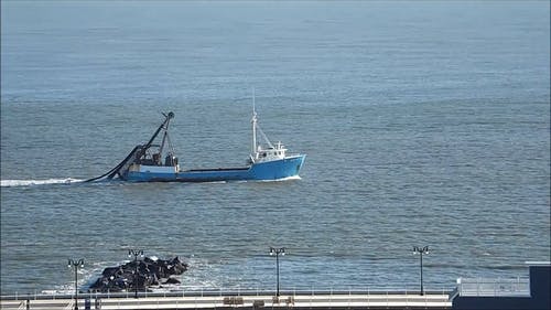 一艘渔船在海上捕鱼 · 免费素材视频