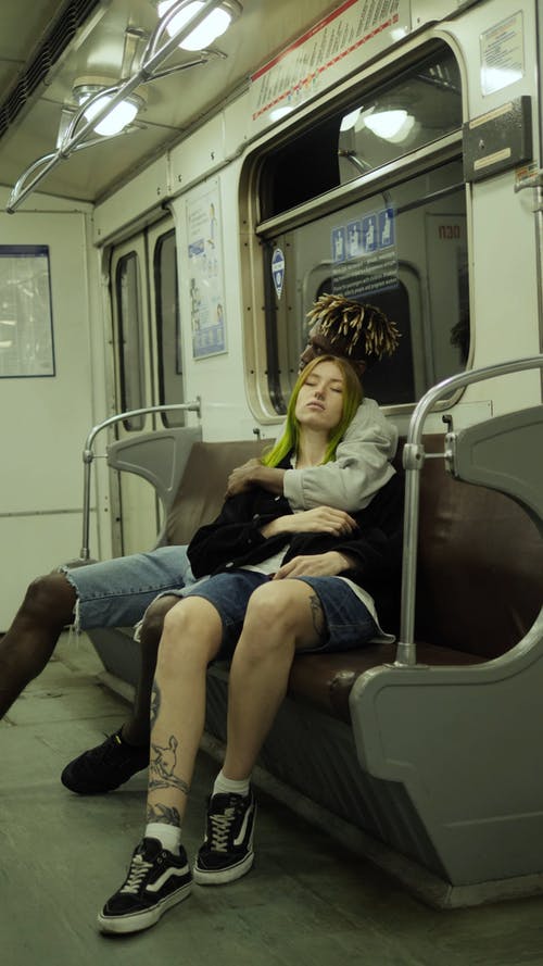 一对夫妇坐在火车沙发上休息 · 免费素材视频