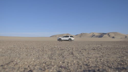 在沙漠中越野驾驶越野车 · 免费素材视频