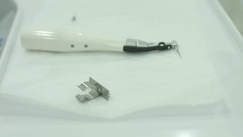 牙医从牙科椅上的桌子上抢工具 · 免费素材视频