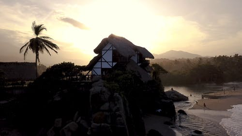 日落和岛屿的无人机画面 · 免费素材视频