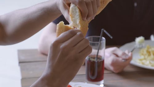 破面包的人的视频 · 免费素材视频
