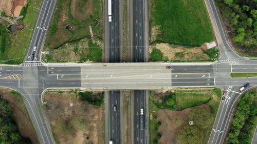 有关无人空拍机, 立交桥, 繁忙的道路的免费素材视频