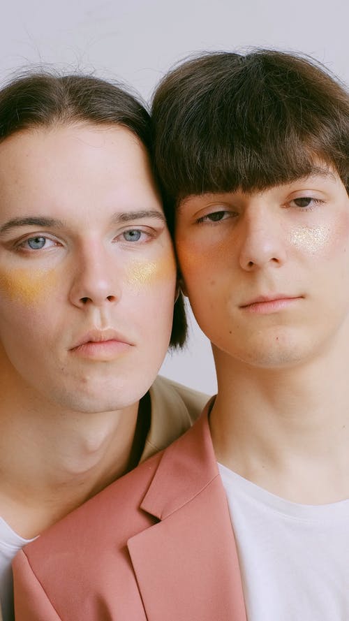 两名男子看着相机的化妆 · 免费素材视频