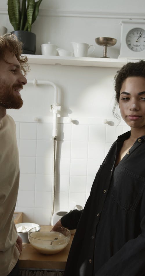 早上几个快乐的嬉戏时刻 · 免费素材视频