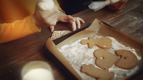 孩子们在姜饼上放糖霜装饰 · 免费素材视频
