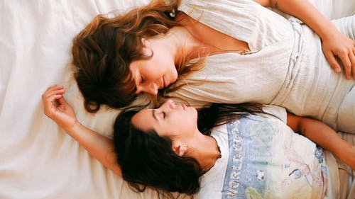 躺在床上的一对妇女夫妇 · 免费素材视频