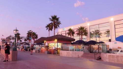 人们参观海边的海湾地区 · 免费素材视频