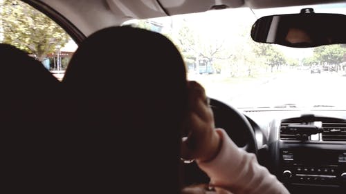 一个女人开车在相交的道路上应用句号 · 免费素材视频