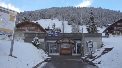 滑雪胜地大楼入口 · 免费素材视频