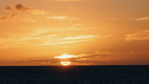 地平线上的日落美景 · 免费素材视频