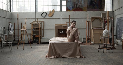 一个女人在内衣在工作室里建模 · 免费素材视频