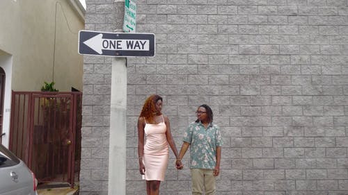 一对同性恋夫妇手牵着手在人行道上 · 免费素材视频