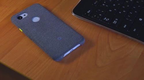 像素3a织物外壳中的手机背面 · 免费素材视频
