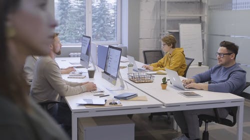 男人和女人忙着在计算机上工作 · 免费素材视频