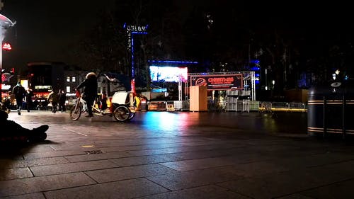 晚上在伦敦大街上行走的人群 · 免费素材视频