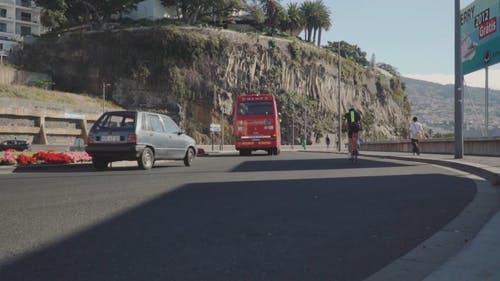 下坡向弯道行驶的车辆 · 免费素材视频