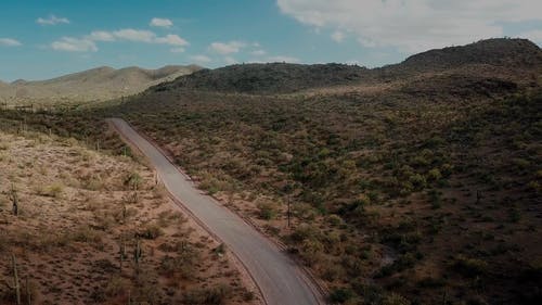 在山间崎r不平的道路上行驶的车辆 · 免费素材视频