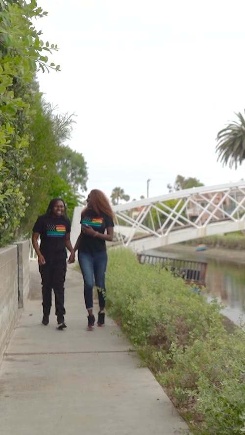 妇女情侣牵手散步 · 免费素材视频