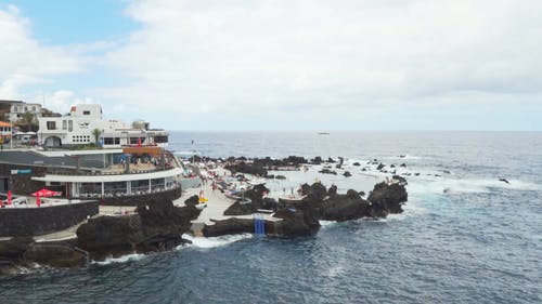 度假酒店，建在多岩石的海岸上，俯瞰大海 · 免费素材视频
