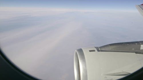 透过窗户的飞机发动机涡轮的镜头 · 免费素材视频