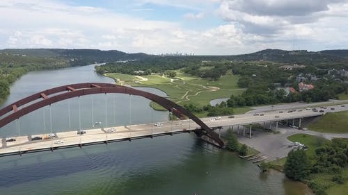 在河边的高尔夫球场的无人机画面 · 免费素材视频