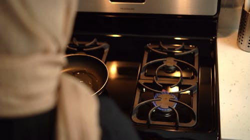 在煎锅里倒橄榄油的人 · 免费素材视频