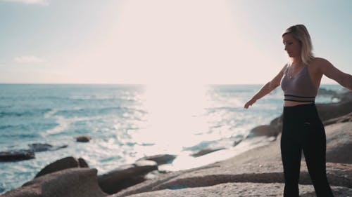 一个女人在做瑜伽练习 · 免费素材视频