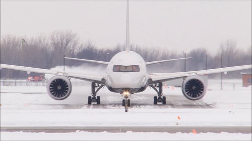 一架带喷气涡轮发动机滑行的飞机在蒙特利尔机场的地面上 · 免费素材视频