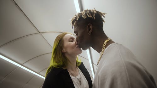 情侣接吻在自动扶梯 · 免费素材视频