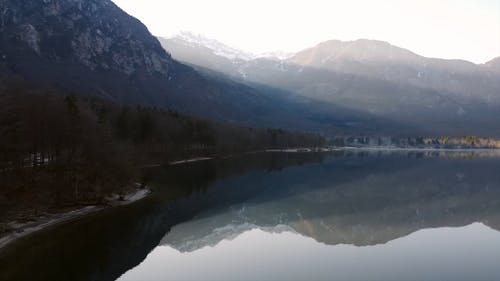 湖面山反射 · 免费素材视频
