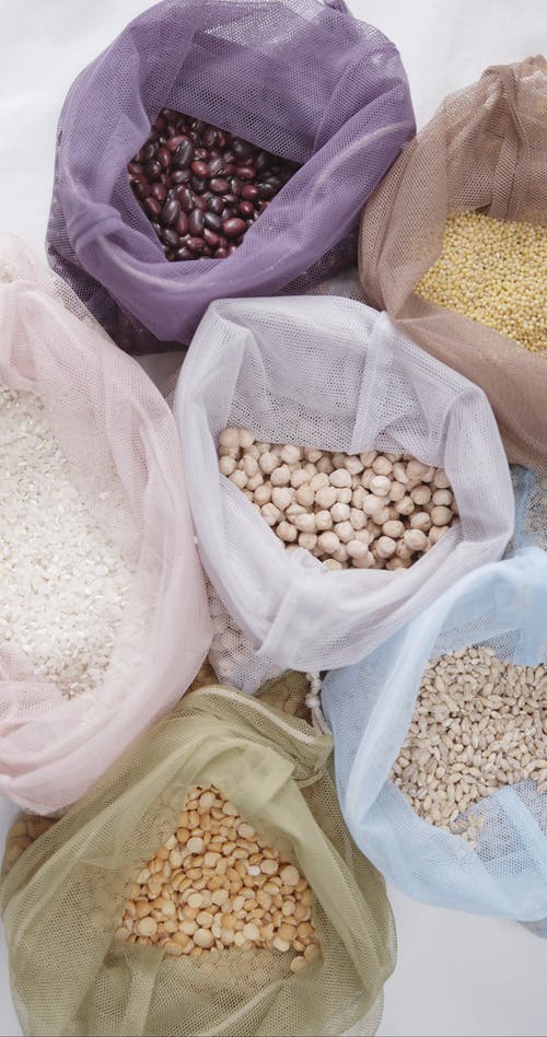 用于谷物和豆类储存的可重复使用的抽绳袋 · 免费素材视频