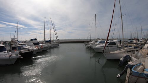 帆船停靠在滨海湾 · 免费素材视频