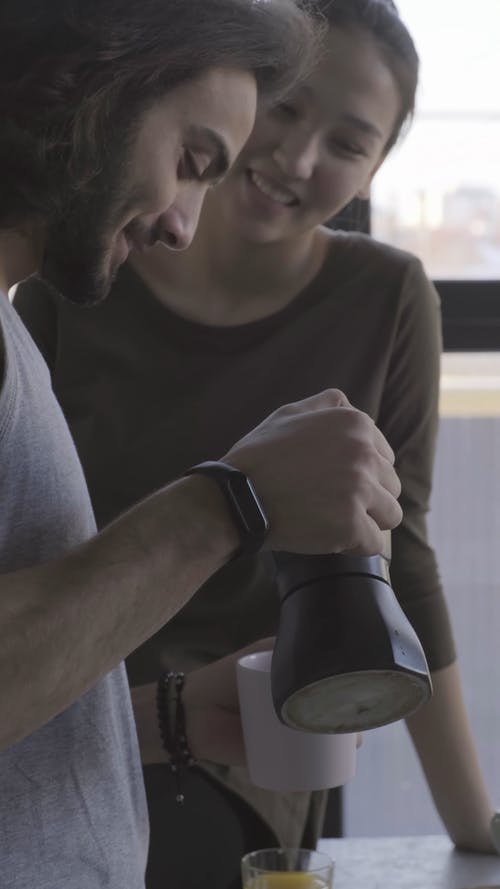 一个男人向女人提供热咖啡饮料 · 免费素材视频