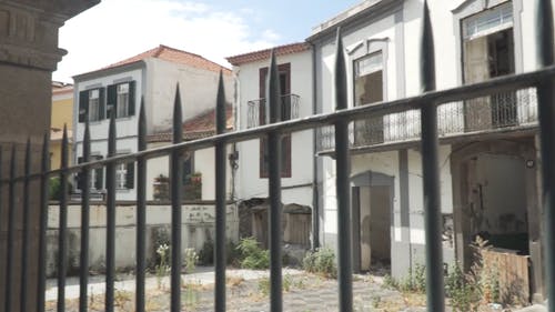 被认为是不宜居住的废弃建筑 · 免费素材视频
