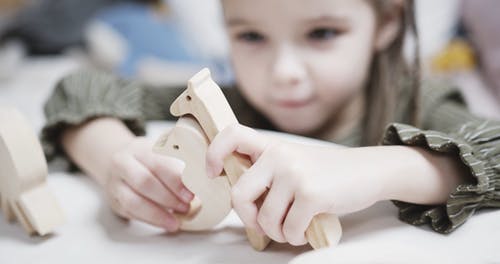 一个玩木制玩具动物的女孩 · 免费素材视频