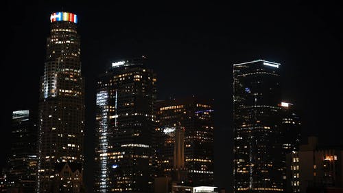 晚上在城市建筑物的视图 · 免费素材视频