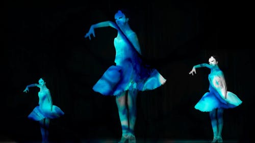一群戴着幻影面具的芭蕾舞演员现场表演 · 免费素材视频